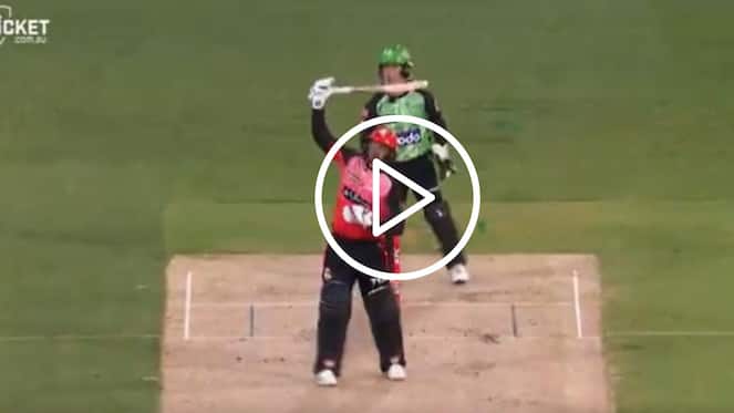 [Watch] Glenn Maxwell Outfoxes Quinton De Kock As He Fails To Launch One-Handed Six